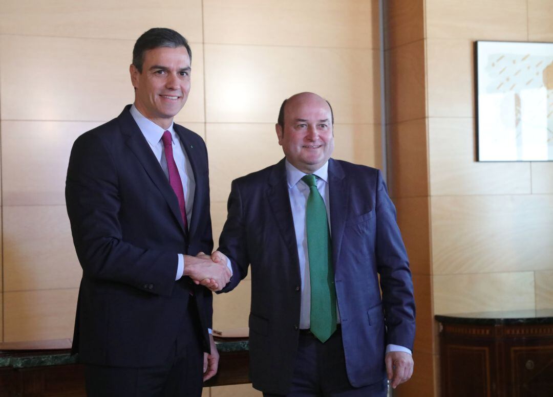 El presidente del Gobierno en funciones, Pedro Sánchez (izq) y el presidente del EBB del PNV, Andoni Ortuzar (dech), se dan la mano tras firmar el acuerdo entre el PSOE y el PNV para la investidura de Pedro Sánchez, en el Congreso de los Diputados, Madrid (España), a 30 de diciembre de 2019. POLITICA 
 Jesús Hellín - Europa Press
 