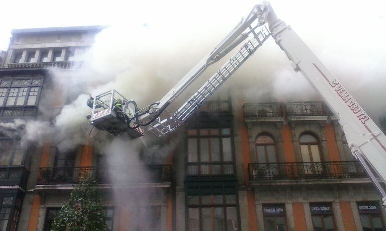 Un momento de los trabajos de extinción del incendio de la Calle Uría de Oviedo el jueves 7 de abril.