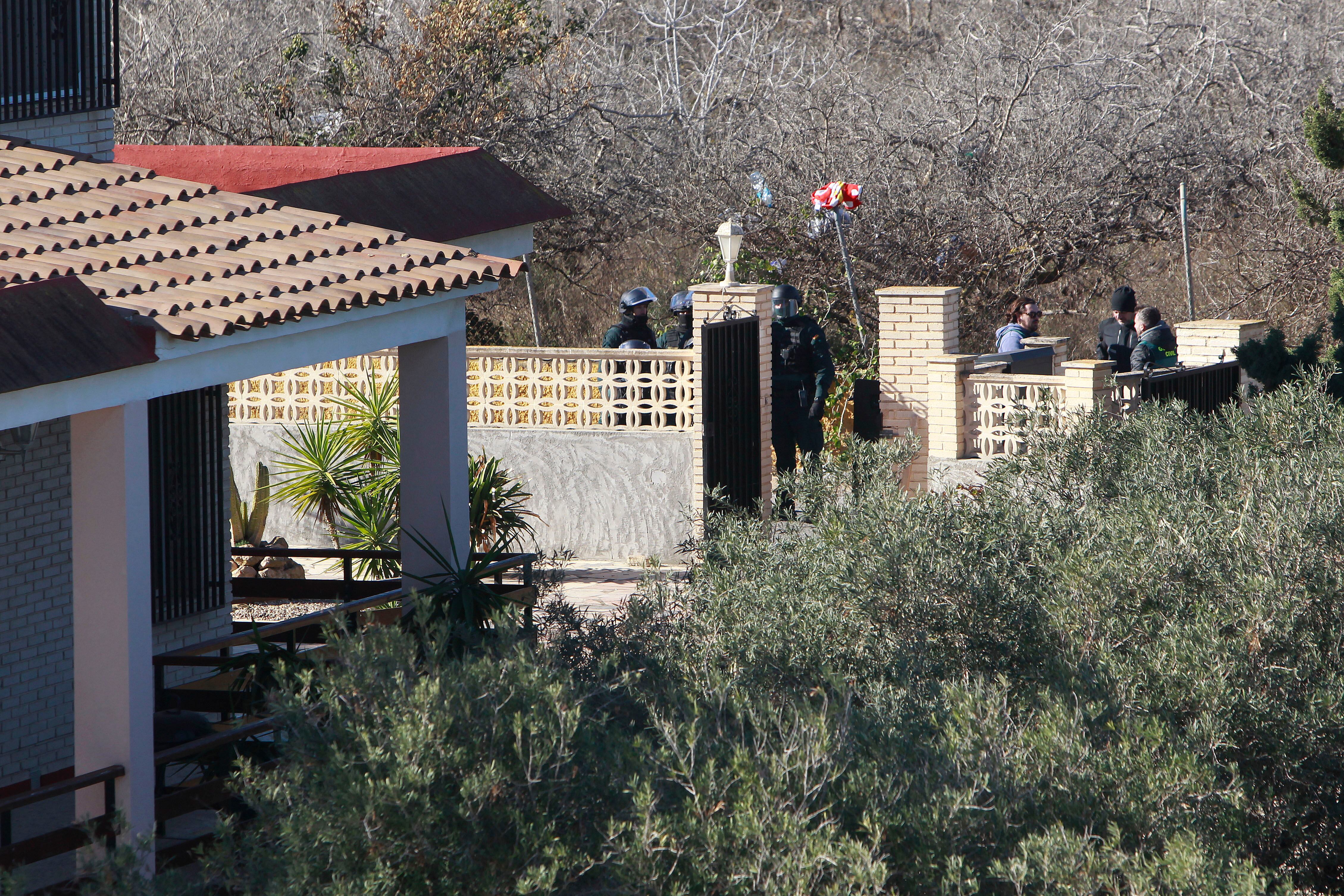 Dos hombres han muerto y un tercero se encuentra ingresado grave en el Hospital de Elche tras ser apaleados en la pedanía ilicitana de la Marina, por presuntamente dos individuos
