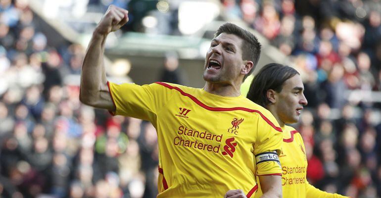 Liverpool&#039;s Steven Gerrard celebrates the goal of teammate Lazar Markovic during their English Premier League soccer match against Sunderland at the Stadium of Light in Sunderland, northern England January 10, 2015.     REUTERS/Andrew Yates (BRITAIN  - Ta