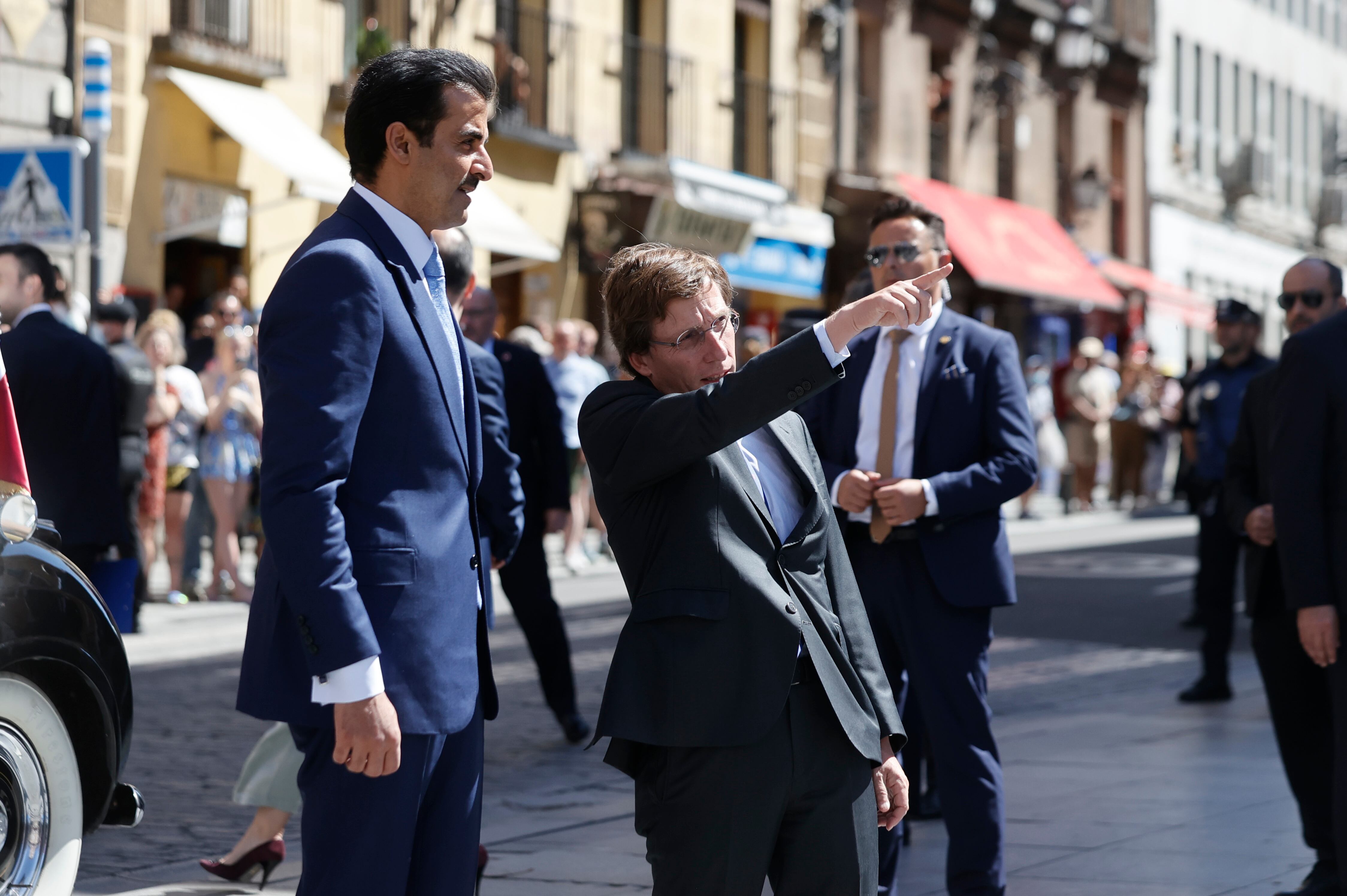 El alcalde de Madrid, José Luis Martínez-Almeida (d), acompaña al emir de Catar, Tamim bin Hamad al Thani (i), antes de hacerle entrega de la Llave de Oro de la Villa de Madrid