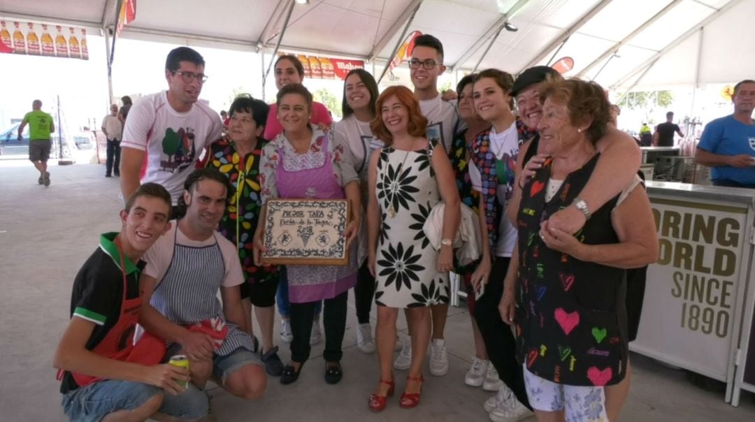 La alcaldesa Toni Olivares con los ganadores del concurso de la XX Feria de la Tapa de Úbeda