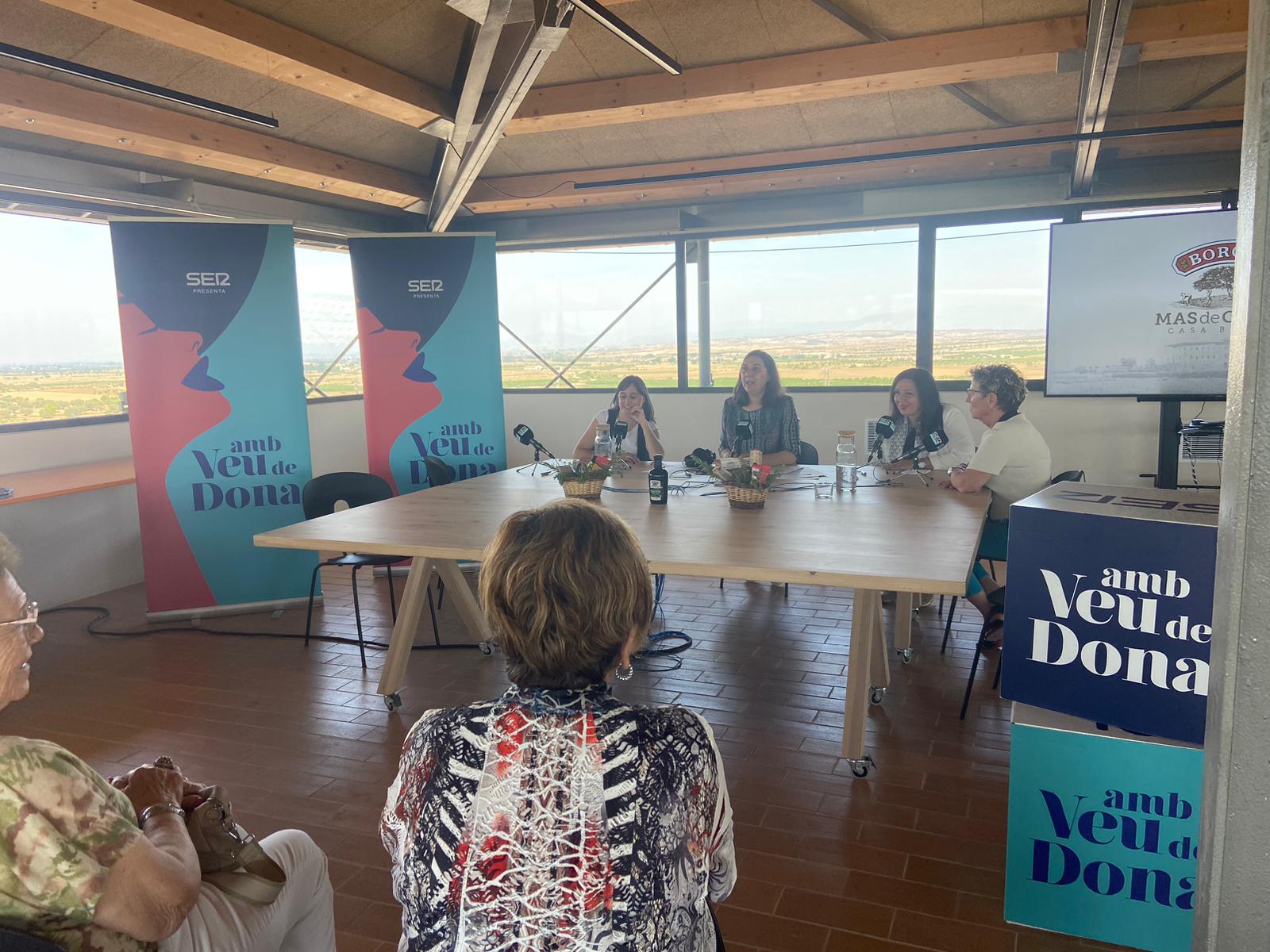 D&#039;esquerra a dreta  Sònia Olivares, Mercè March, Marta Sans i Sílvia Falip.  Participants de la tercera i última taula d&#039;anàlisi de l&#039;Amb Veu de Dona des de Mas de Colom-Casa Borges.