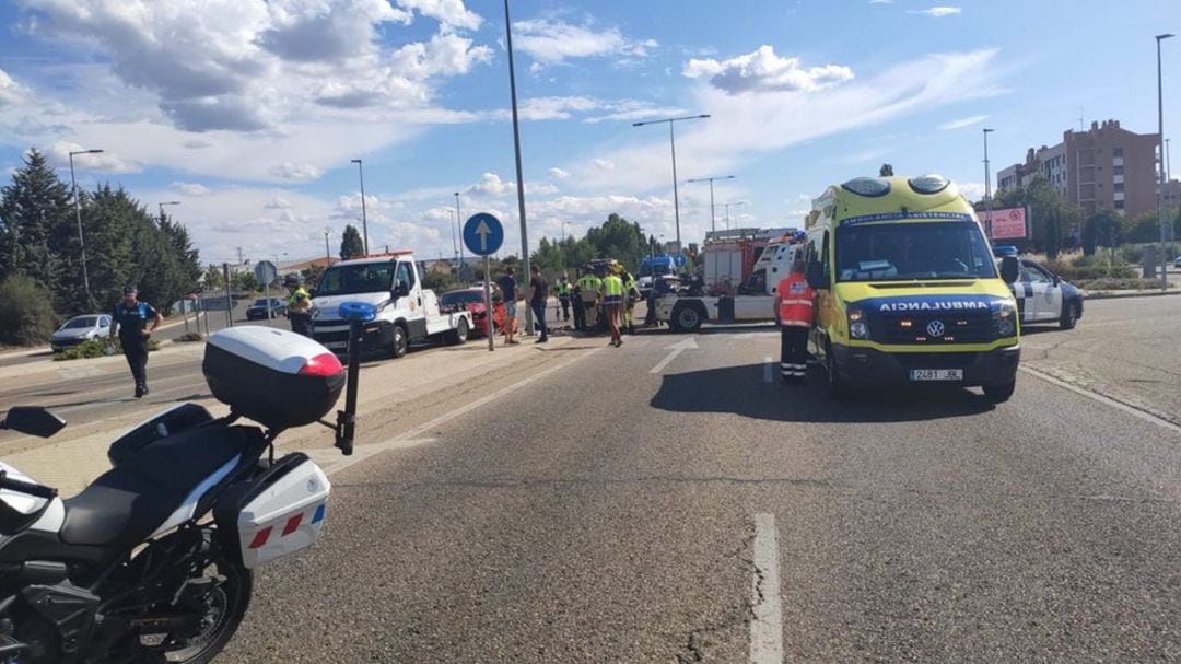 Los servicios sanitarios atienden al policía cuellarano herido grave en un accidente el pasado lunes