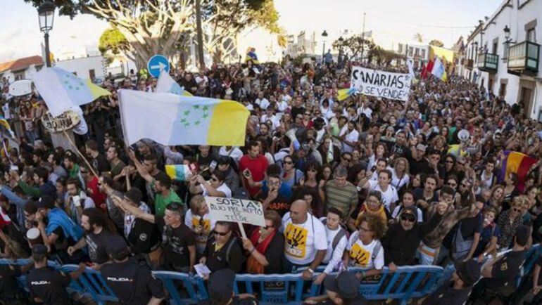 Manifestantes protestan contra José Manuel Soria en 2014 en Telde