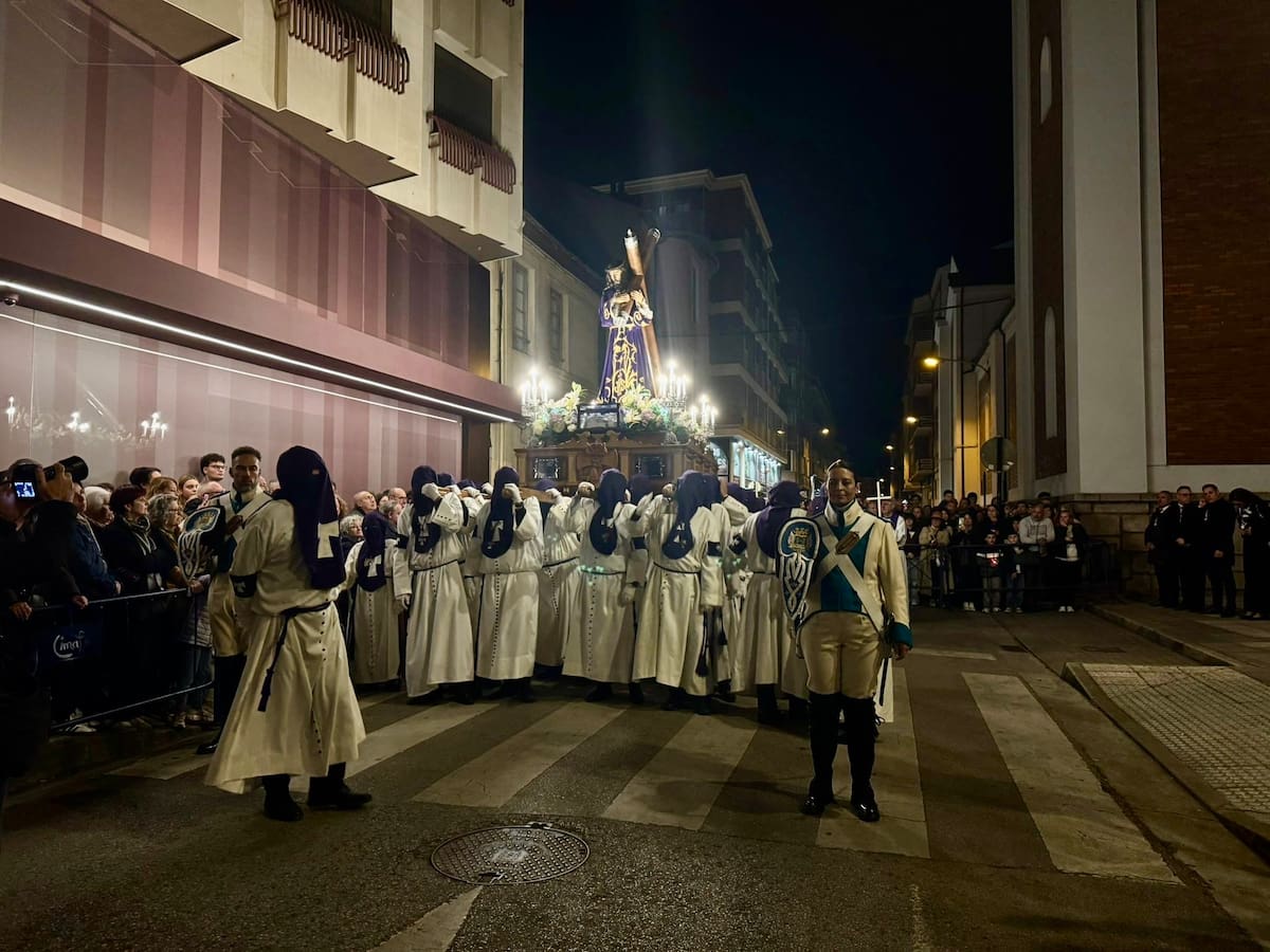 Ponferrada sacó al Jesús del Silencio entre la fe y el respeto mientras Corullón escenifica este Jueves Santo la Pasión de Jesús