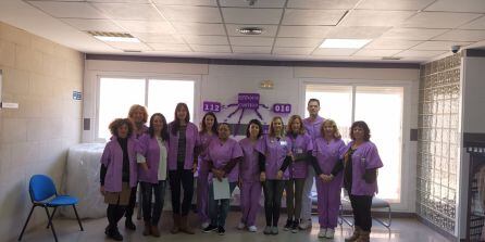 Los profesionales de Es Viver junto al mural