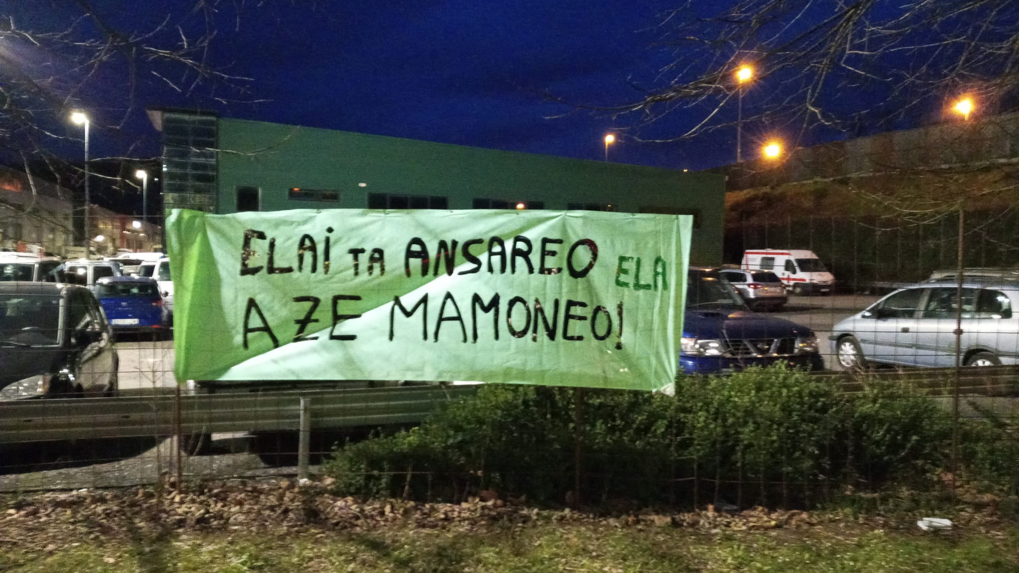 Pancarta de protesta contra la empresa | Fuente: Radio Irun