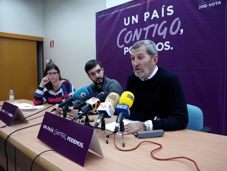 Julio Rodriguez en primer plano, junto al responsable de política internacional de Podemos, Pablo Bustinduy