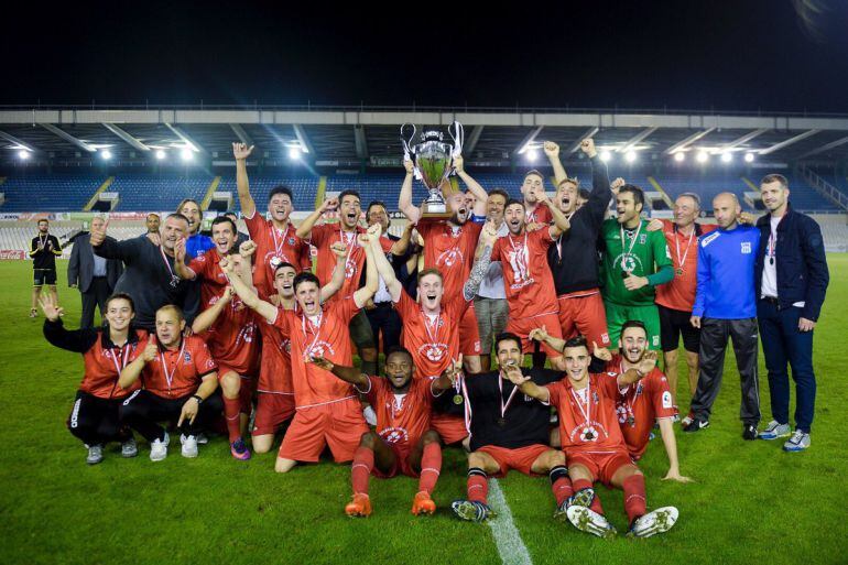 Pablo Casar, a la derecha de la foto, en la celebración de la Copa Federación