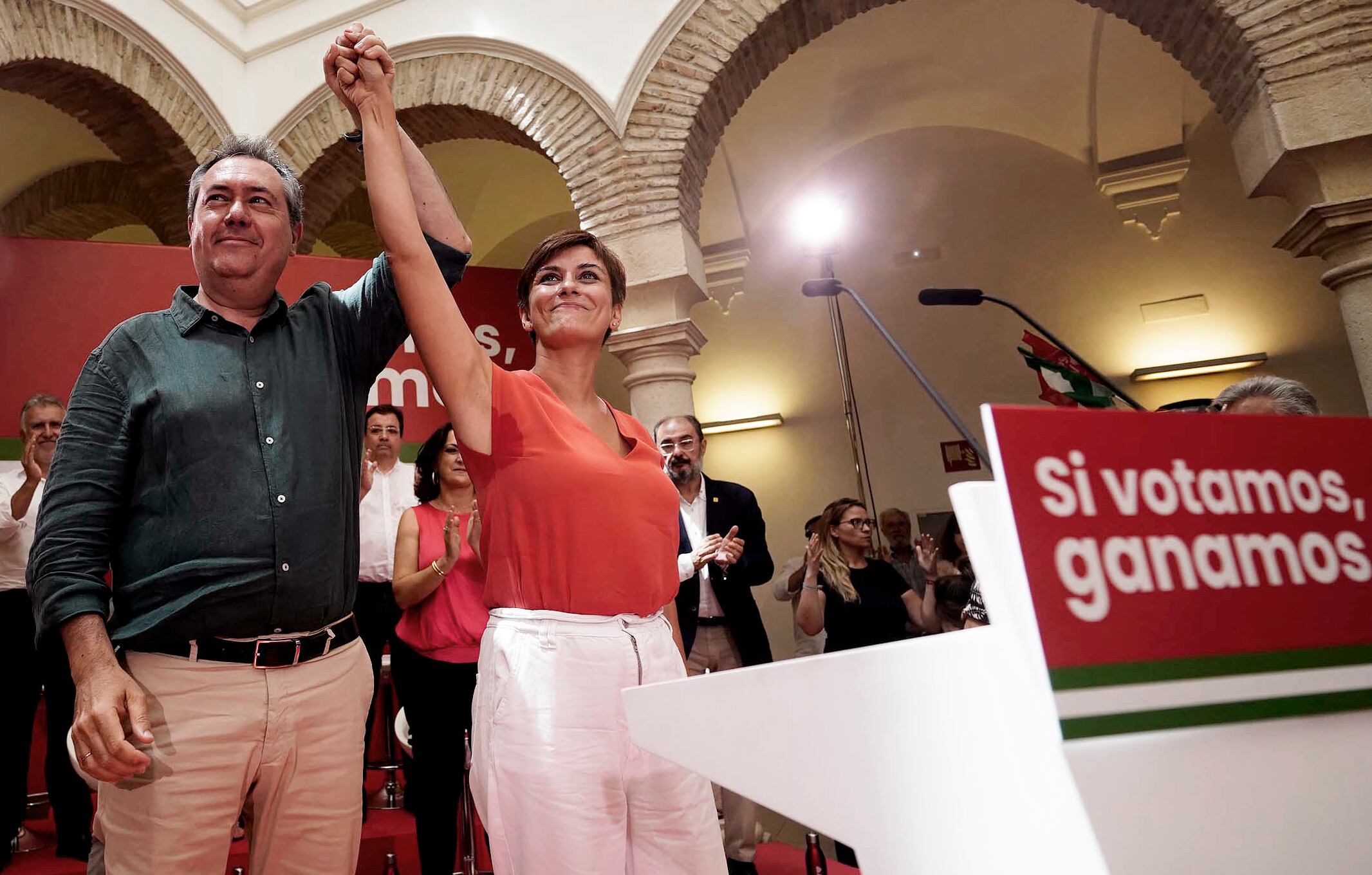 GRAF378. CÓRDOBA, 12/06/2022.- El candidato por el PSOE a las generales en Andalucía, Juan Espadas junto a la ministra de Política Territorial y portavoz del Gobierno, Isabel Rodríguez durante un acto de campaña este domingo en el Palacio de Congresos de Córdoba. EFE/Rafa Alcaide
