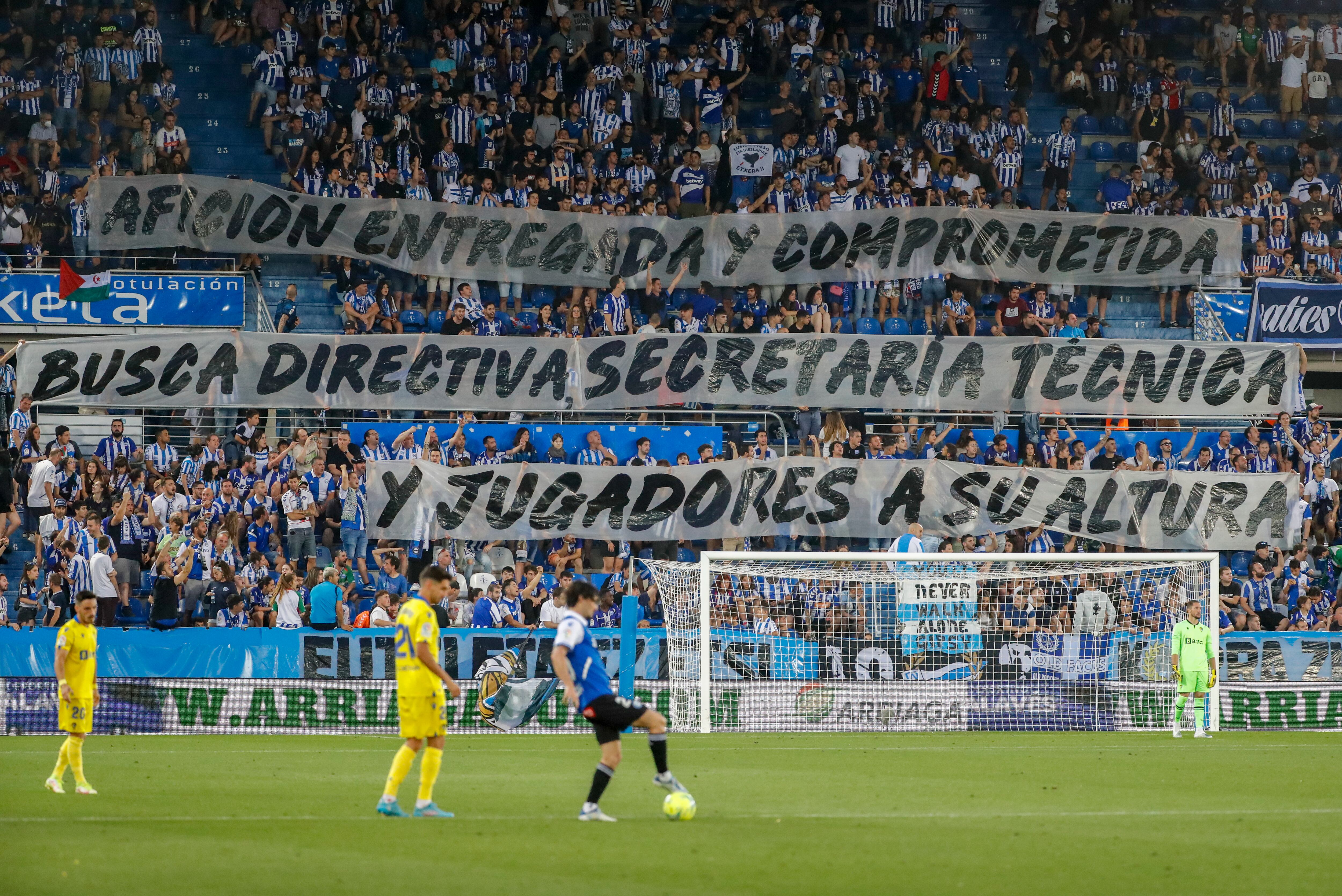 VITORIA, 22/05/2022.- La afición del Alavés durante el partido de Liga en Primera División que Deportivo Alavés y Cádiz CF disputaron en el estadio de Mendizorroza. EFE/David Aguilar