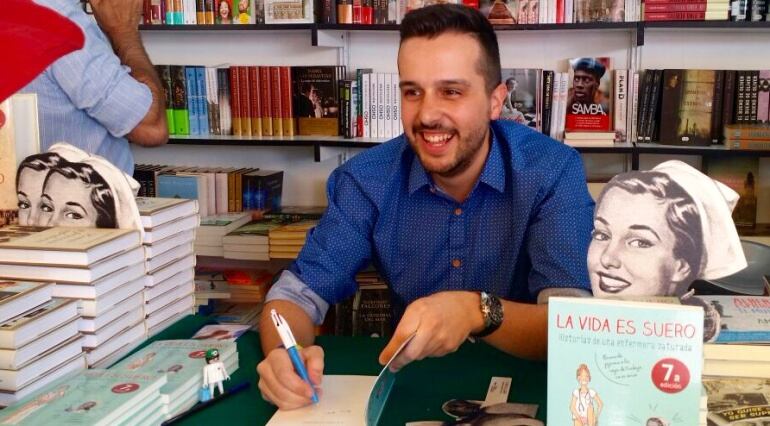 Imagen de Héctor Castiñeira firmando ejemplares en la pasada Feria del Libro de Madrid.