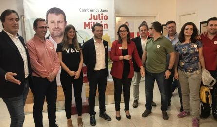 Julio Millán, en el centro, junto a miembros de la candidatura socialista.