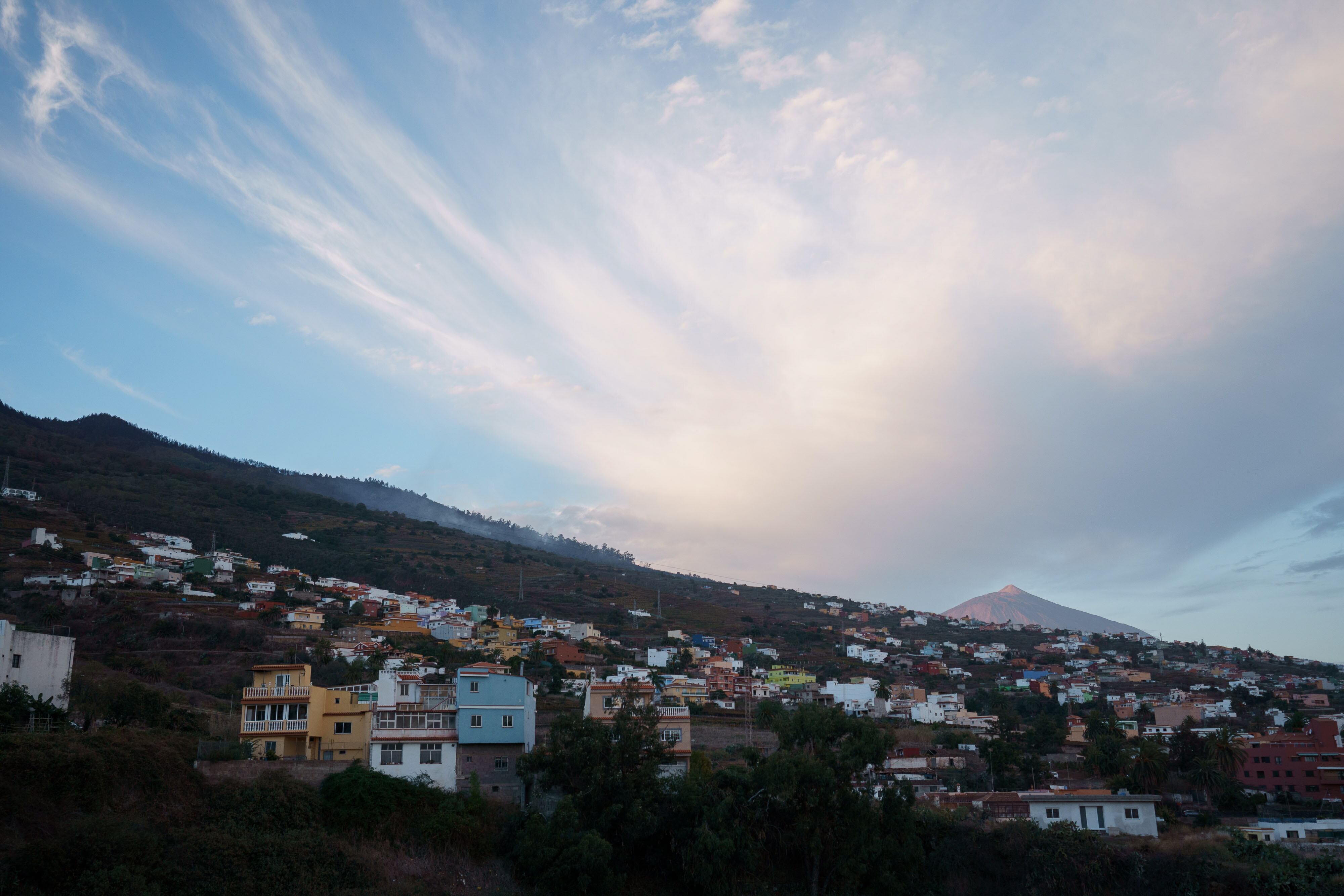 GRAFCAN7794. SANTA ÚRSULA (TENERIFE) (ESPAÑA), 05/10/2023.-Zona de los altos del municipio de Santa Úrsula (Tenerife) donde permanece activo el incendio declarado en la tarde de ayer. EFE/Ramón de la Rocha
