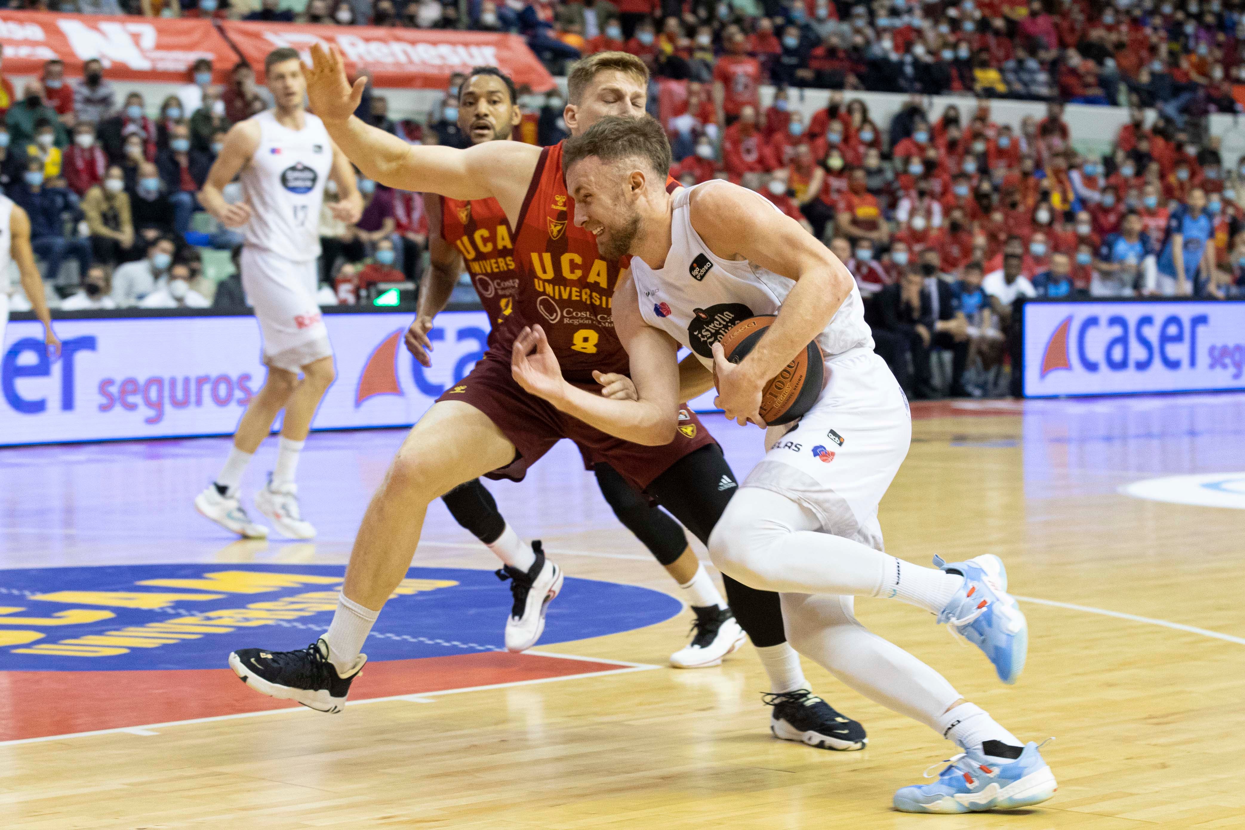 MURCIA, 23/03/2022.- El alero bosnio de Río Breogán Dzannan Musa (d) lucha con el ala-pívot letón de UCAM Murcia Rinalds Malmanis (i), durante el partido aplazado de la jornada 20 de la Liga ACB que se disputa este miércoles en el Palacio de los Deportes de Murcia. EFE/Marcial Guillén
