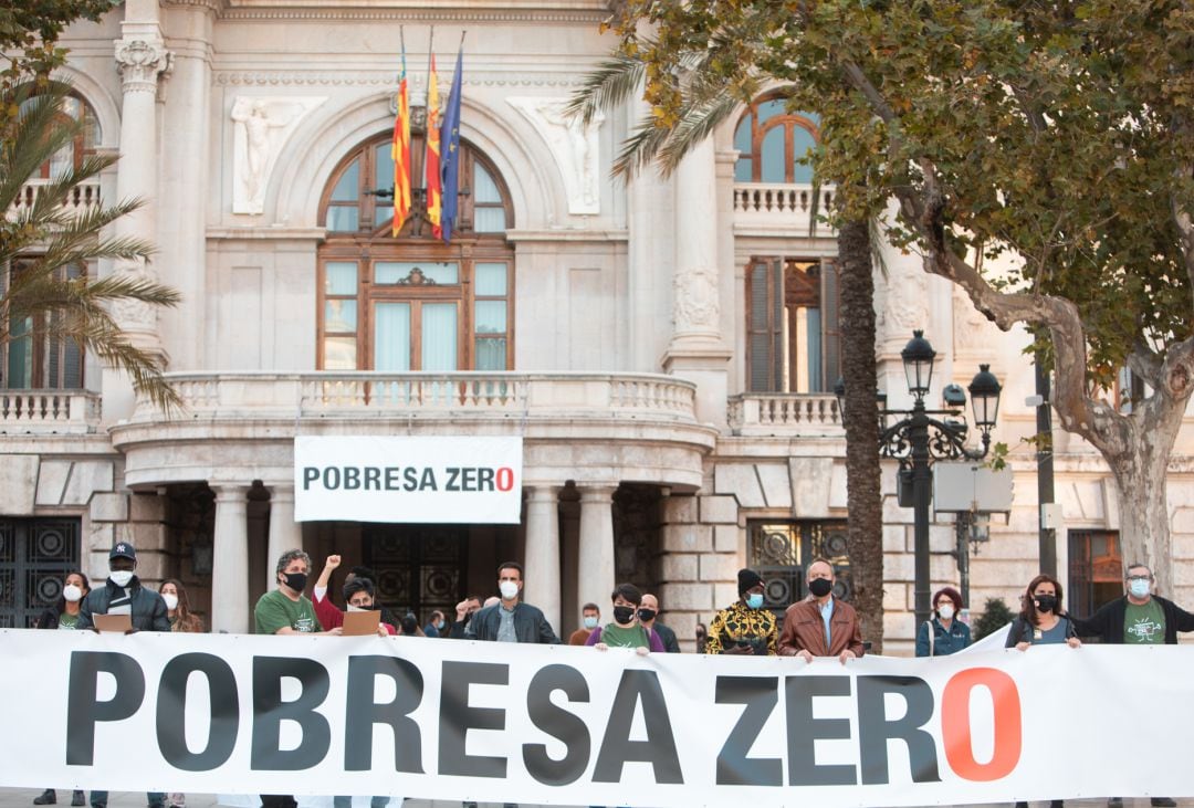 Activistas de la campaña Pobresa Zero se concentran frente al Ajuntament de València en 2021, en una imagen de archivo.