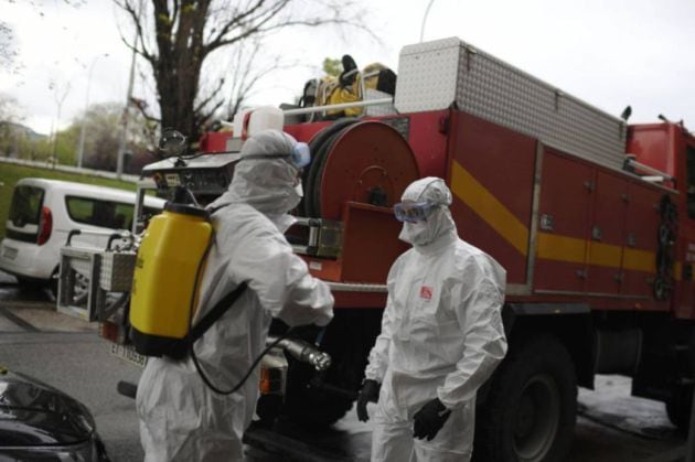 Miembros de la Unidad Militar de Emergencias se preparan para desinfectar una residencia de ancianos