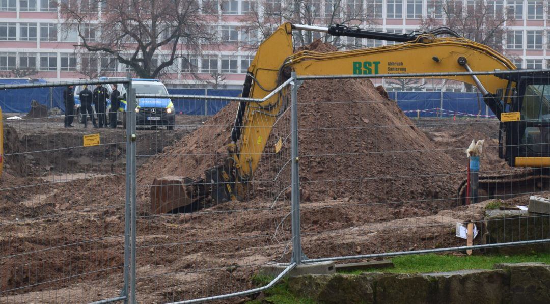 Policía en la zona de construcción donde la bomba fue encontrada.