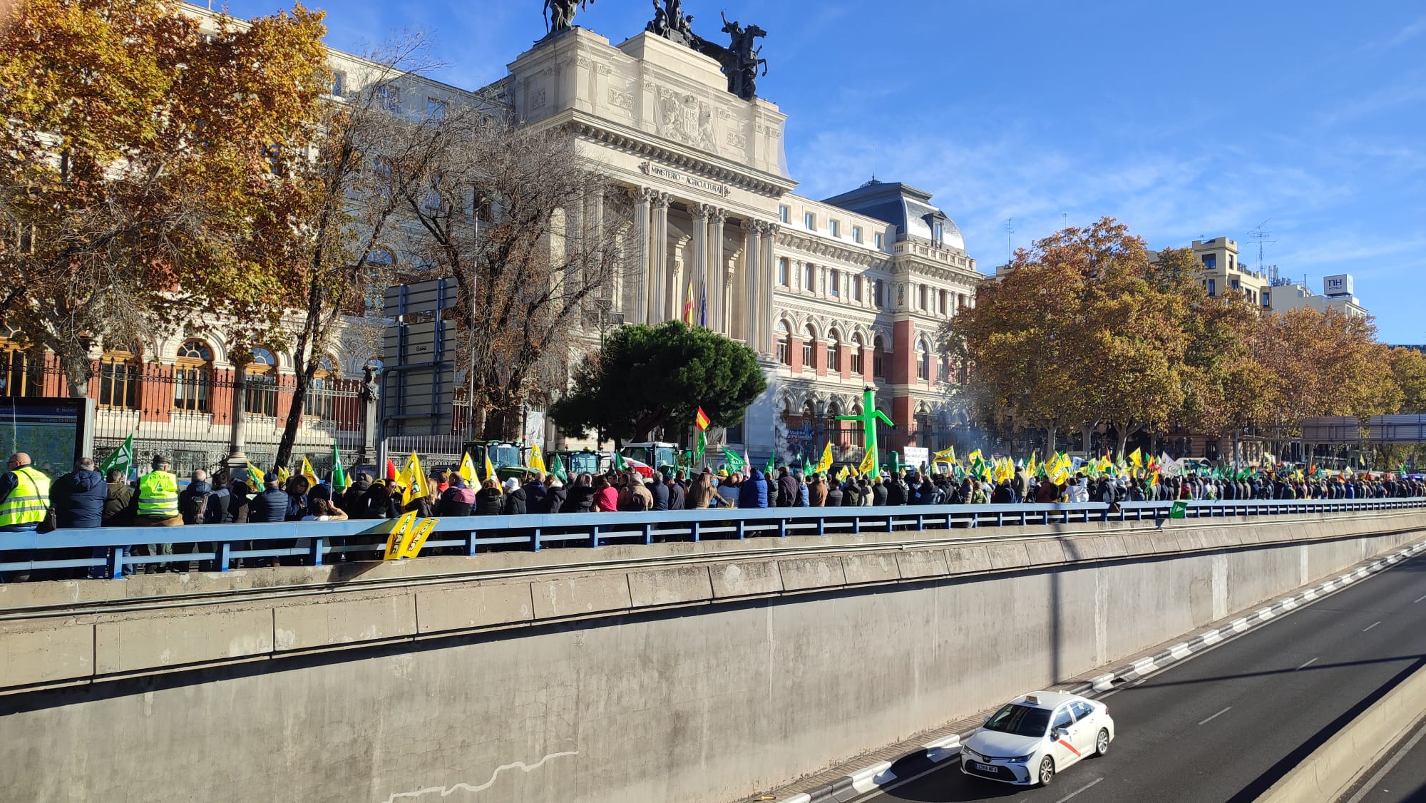 Agricultores y ganaderos se concentran a las puertas del Ministerio de Agricultura/ COAG- UAGA