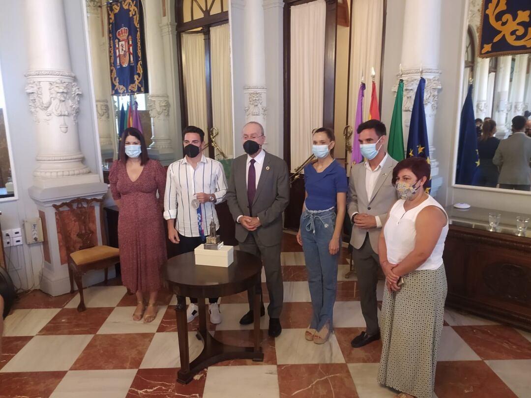 Damián Quintero, medallista olímpico, junto con Francisco de la Torre, alcalde de Málaga, Noelia Losada, concejal de Deportes, Elisa Pérez de Siles, portavoz del PP, Pablo Orellana, concejal del PSOE, y Paqui Macías, portavoz de Adelante Málaga, en la rec