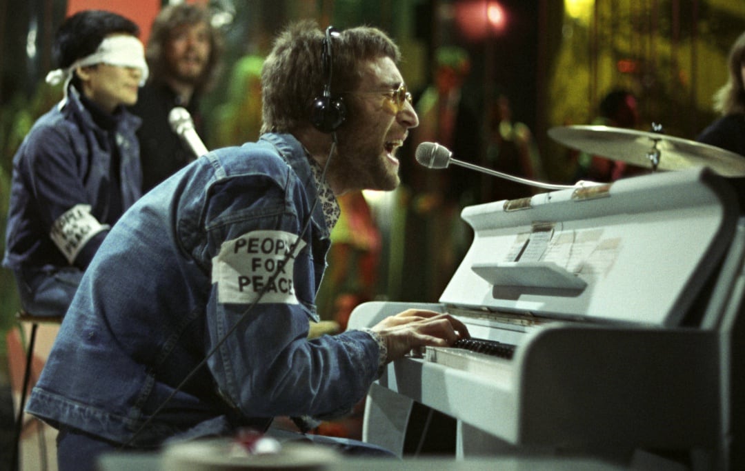 John Lennon en una actuación en Top of the Pops en febrero de 1970