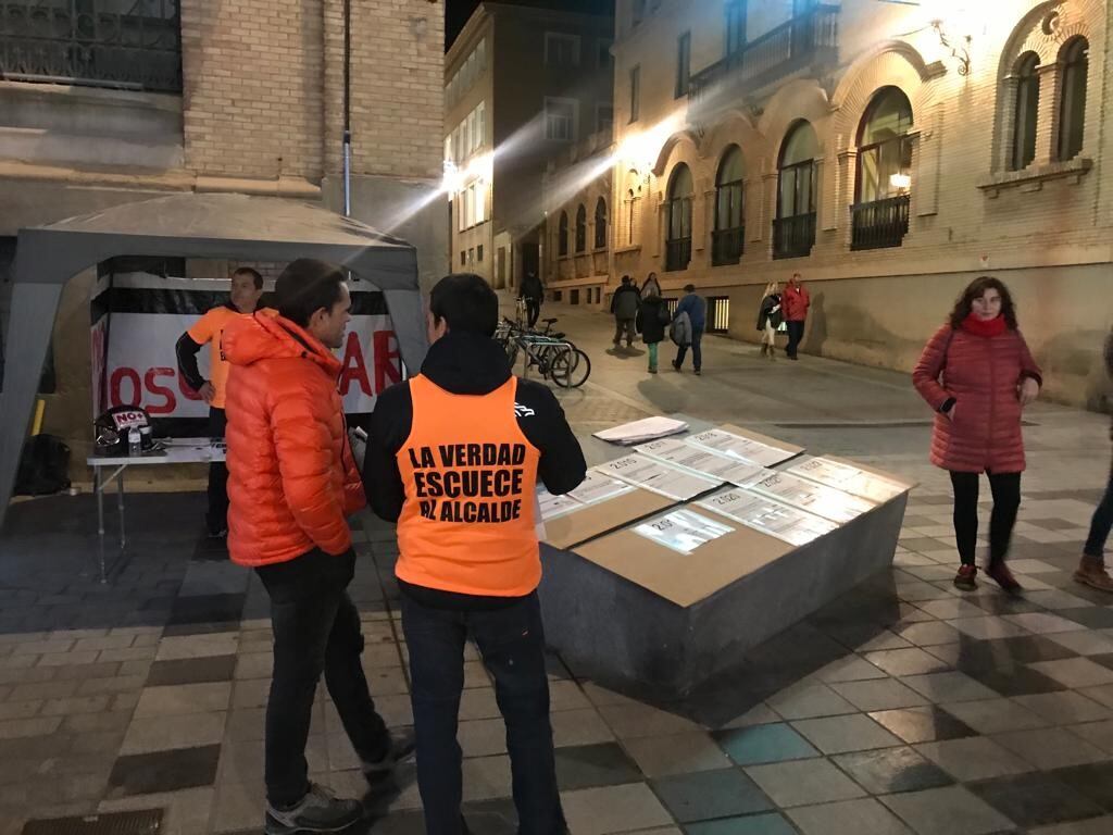 Mesa informativa de los bomberos en el centro de la ciudad de Huesca