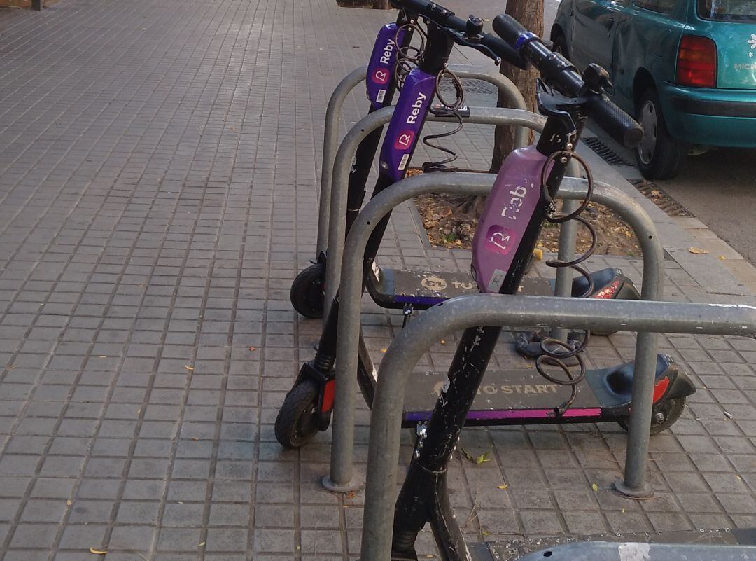 Patinetes en una acera de una calle de Barcelona.