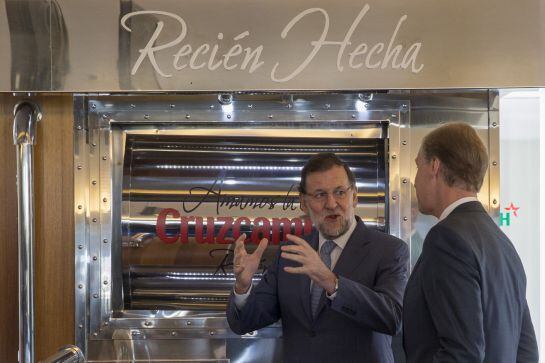 El presidente del Gobierno, Mariano Rajoy, conversa con el presidente de Heineken en España, Richard Weissend (d), durante su visita hoy a las instalaciones de esta fábrica de cerveza en Sevilla.