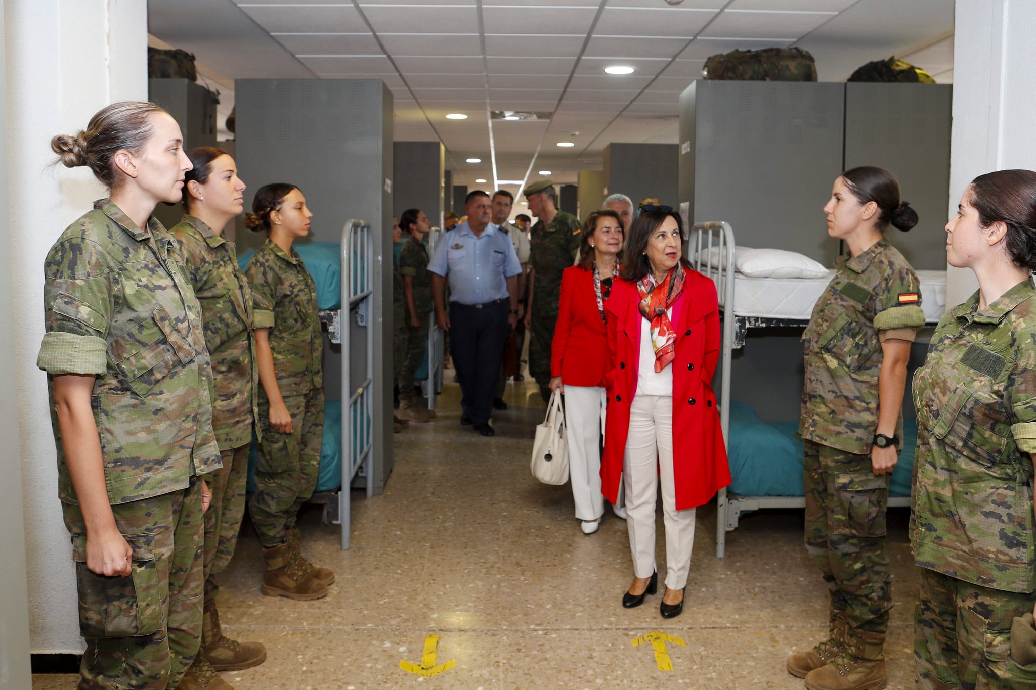 La ministra de Defensa en funciones, Margarita Robles, en un momento de su visita al Cefot de Cáceres