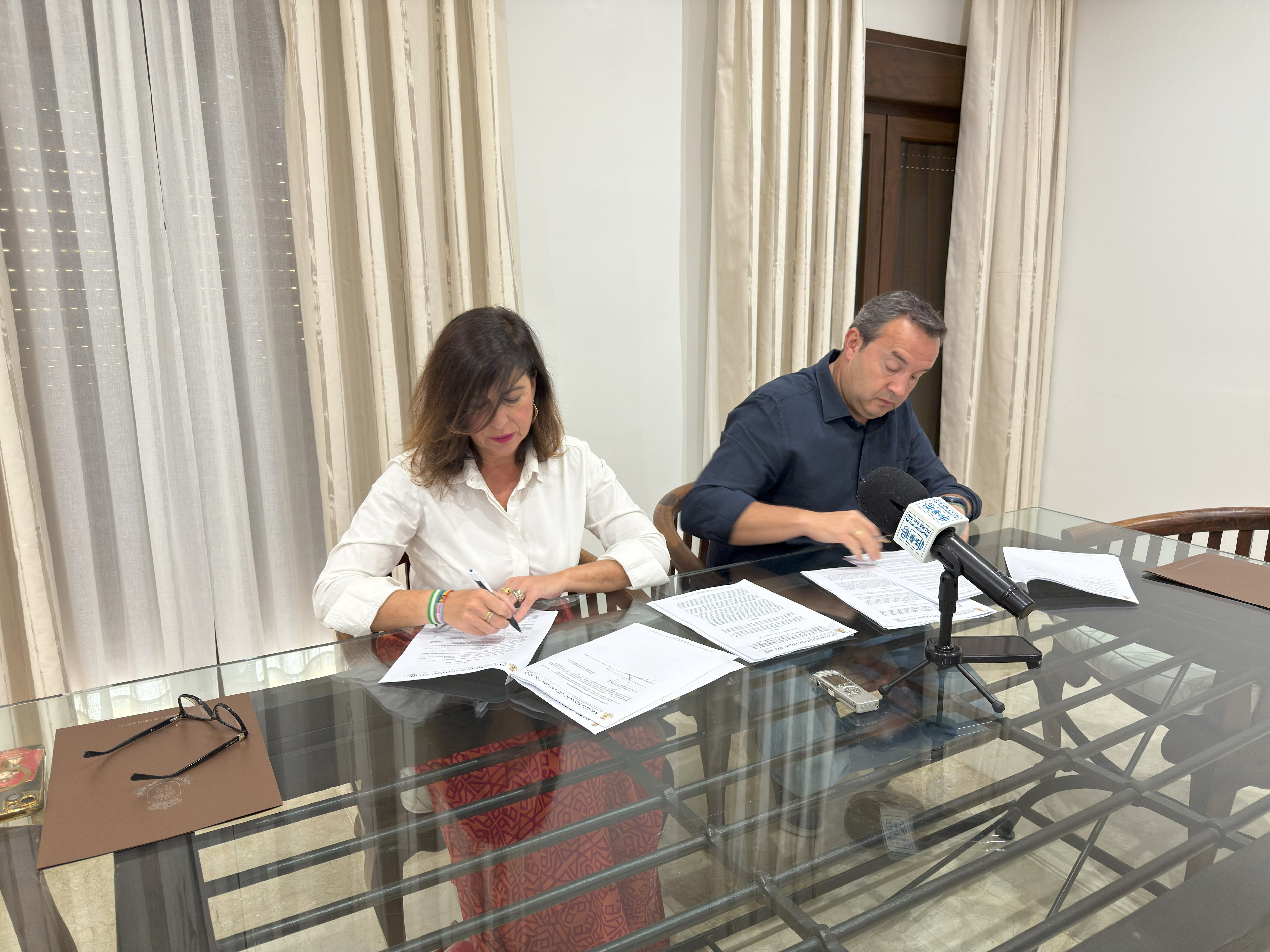 Esteo y Carmona firmando el convenio