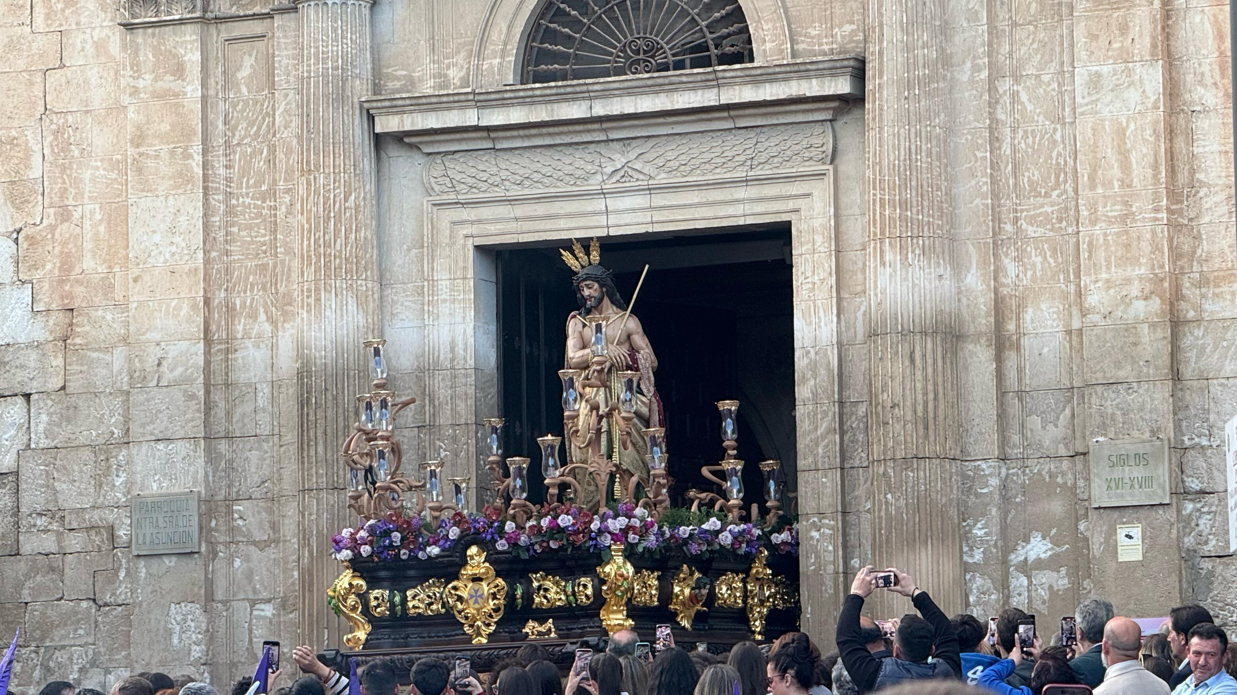 El Santísimo Cristo de la Humildad en su salida desde el templo de la Asunción de Nuestra Señora