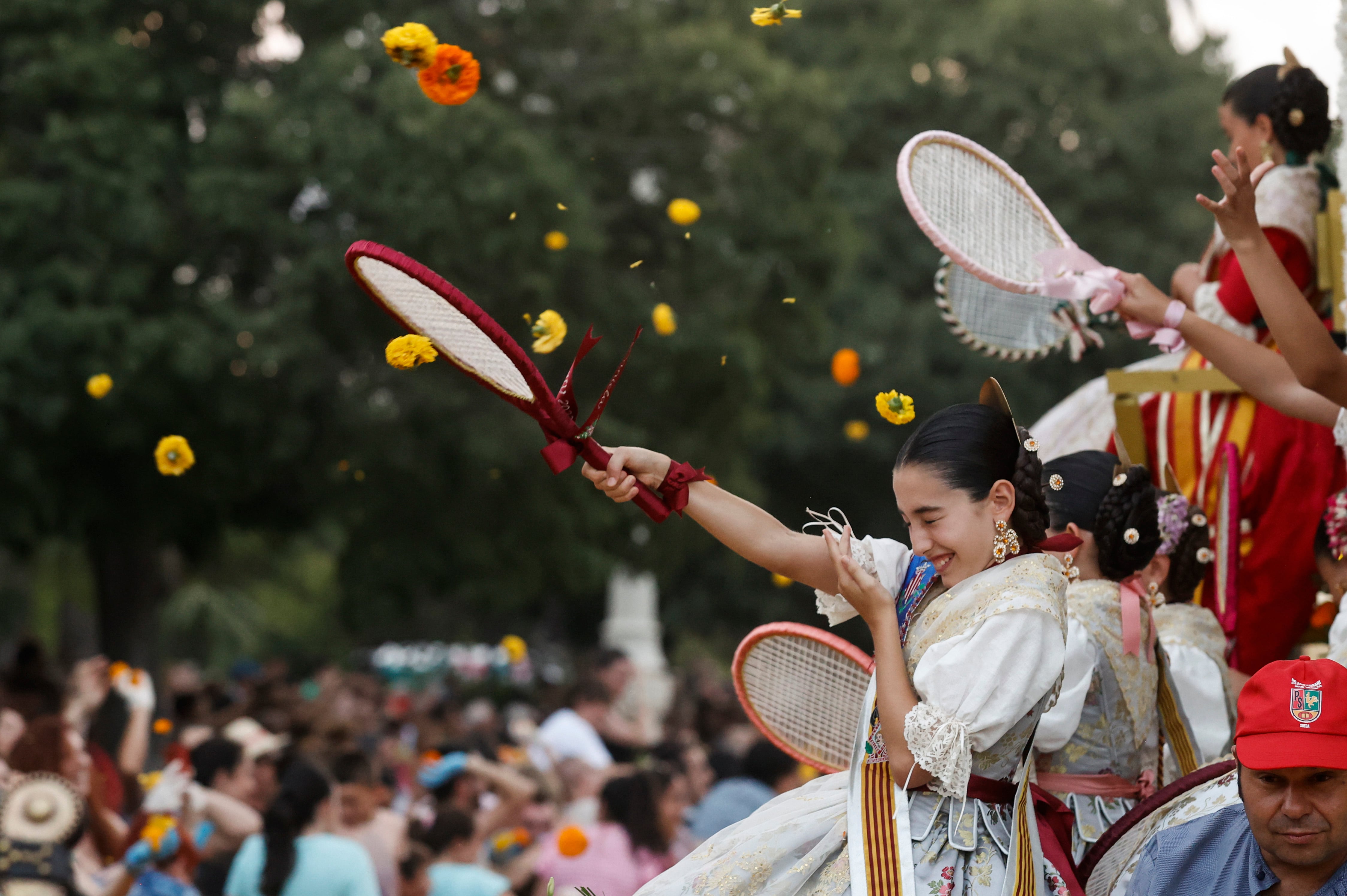 Tradicional Batalla de Flores en la que un total de 1,2 millones de clavelones llenan de color este domingo el paseo de la Alameda de Valencia, acto con el que finaliza la Gran Fira de Valencia 2023. EFE/Kai Forsterling