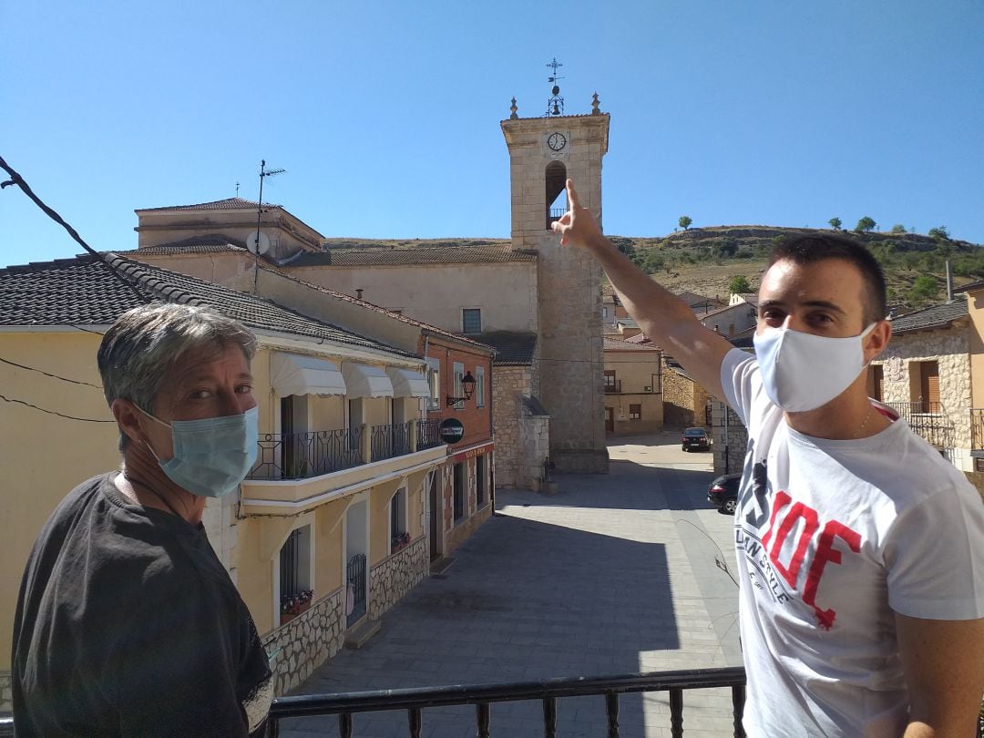 Daniel Sanz señala el reloj objeto de este estudio, desde el balcón del Ayuntamiento, con la segunda teniente de alcalde, Elena Salvador