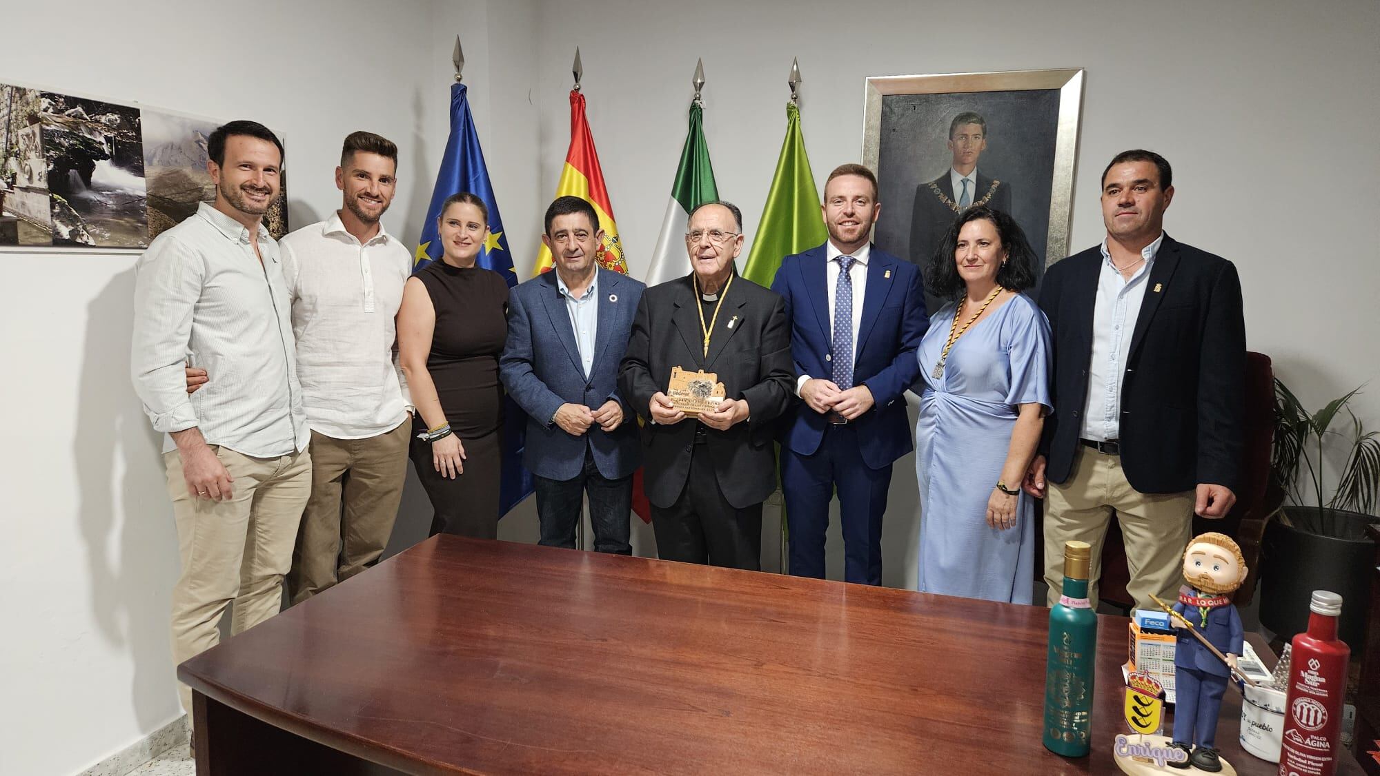 Foto de familia, pregonero acompañado por el alcalde, presidente de la Diputación, alcalde de Azagra y concejales