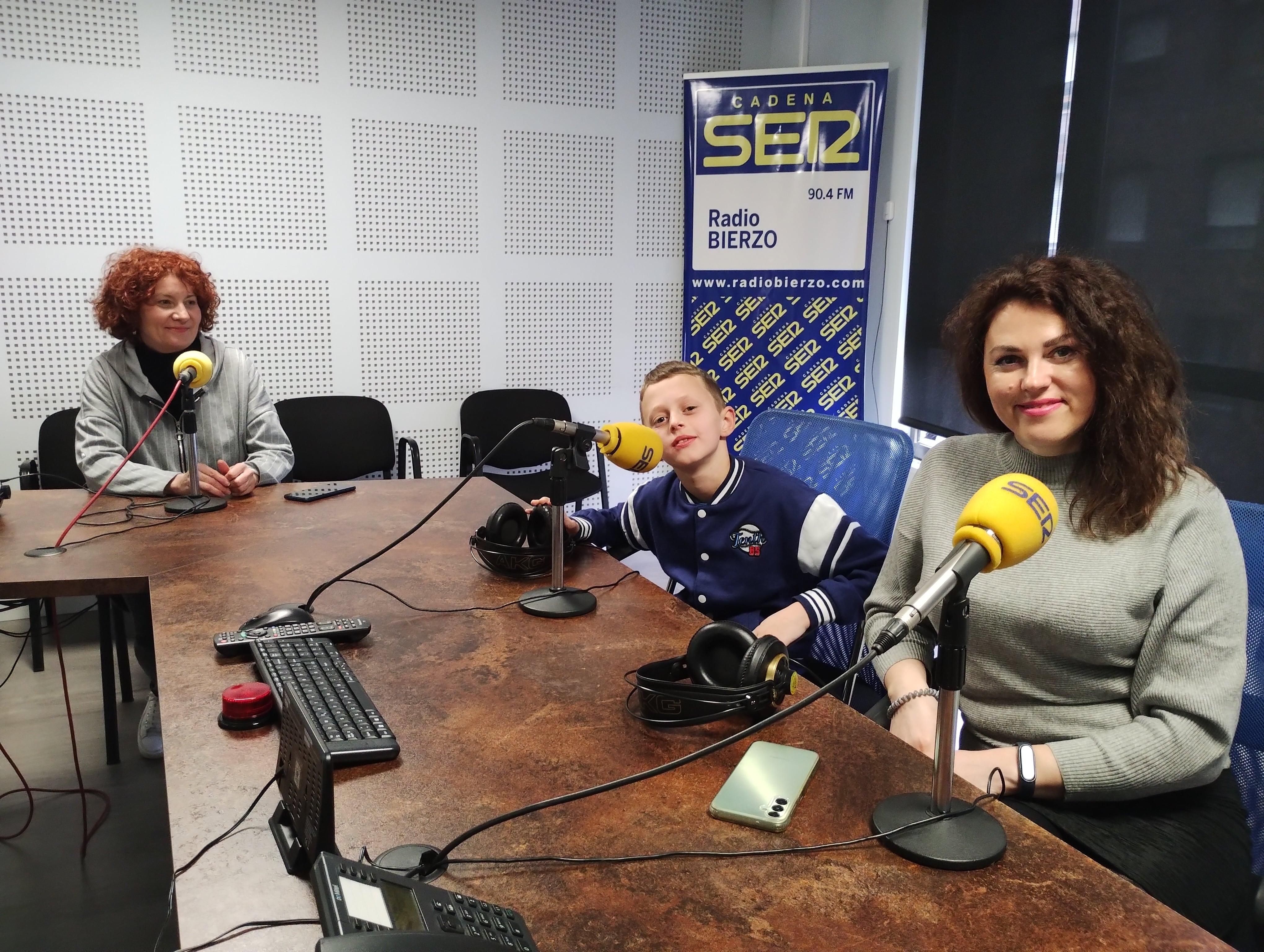 Olena, Sasha, acompañados de Nancy Prada, en Radio Bierzo