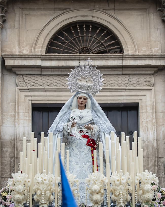 La Virgen de la Paz e n su salida del templo de la Asunción