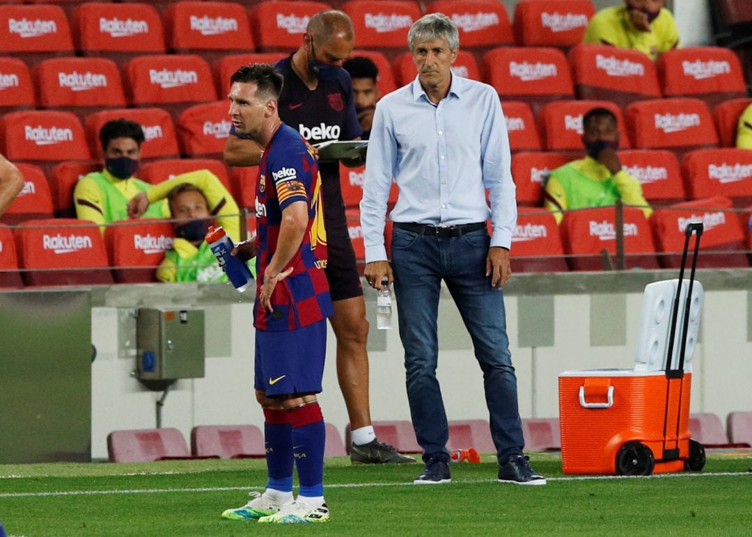 Setién mira a Messi durante el partido contra el Atlético de Madrid. 