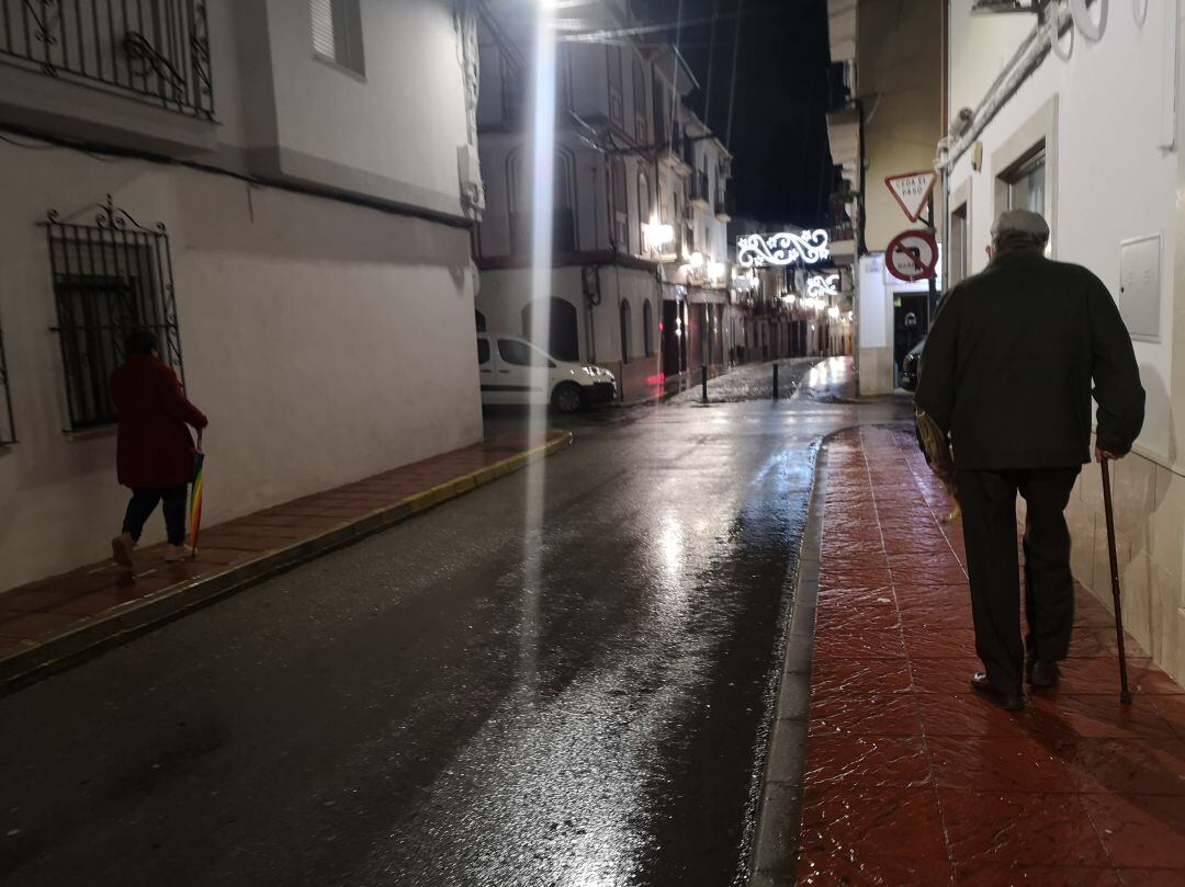 Dos ciudadanos pasean por una calle vacía del centro de la ciudad