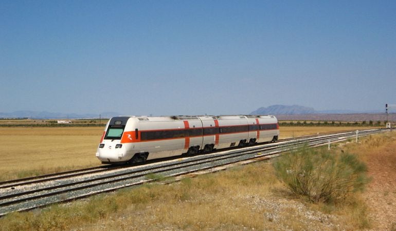 Uno de los trenes R-598 que realizan los trayectos de Media Distancia