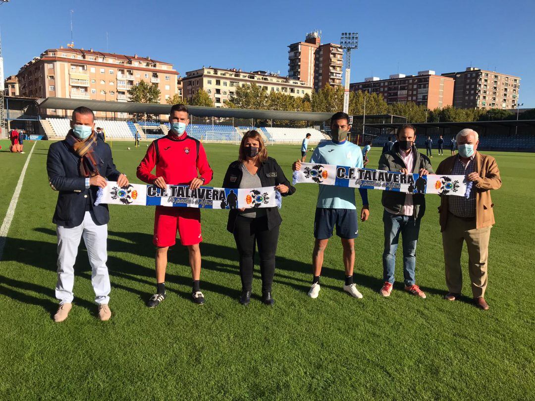 La alcaldesa y el concejal de Deporte acudiendo a por sus abonos