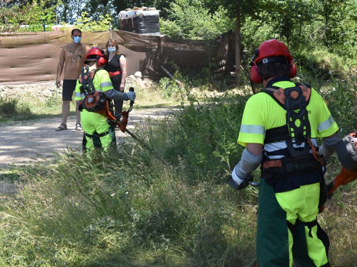 Las brigadas forestales comienzan la limpieza de las zonas periurbanas de los municipios de la provincia
