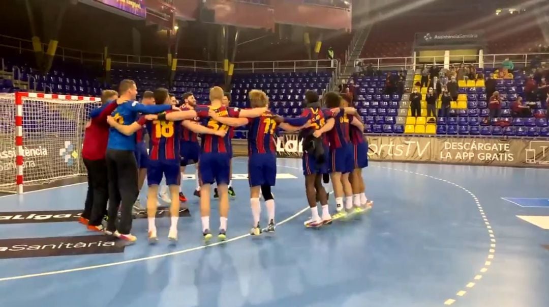 La plantilla azulgrana celebra el título sobre la cancha del Palau.