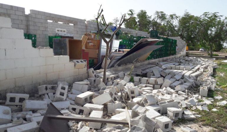 Estado en el que ha quedado el almacén arqueológico del parque de l'Alcudia.