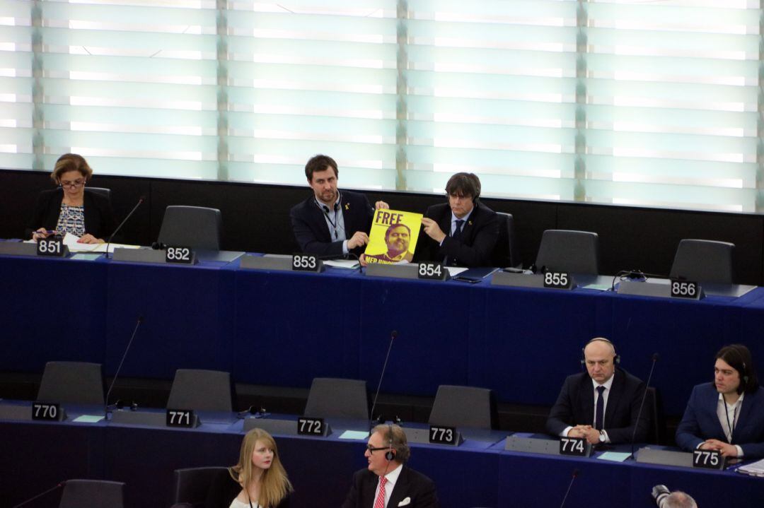 Carles Puigdemont y Toni Comín sacan una imagen de Oriol Junqueras en el Parlamento Europeo