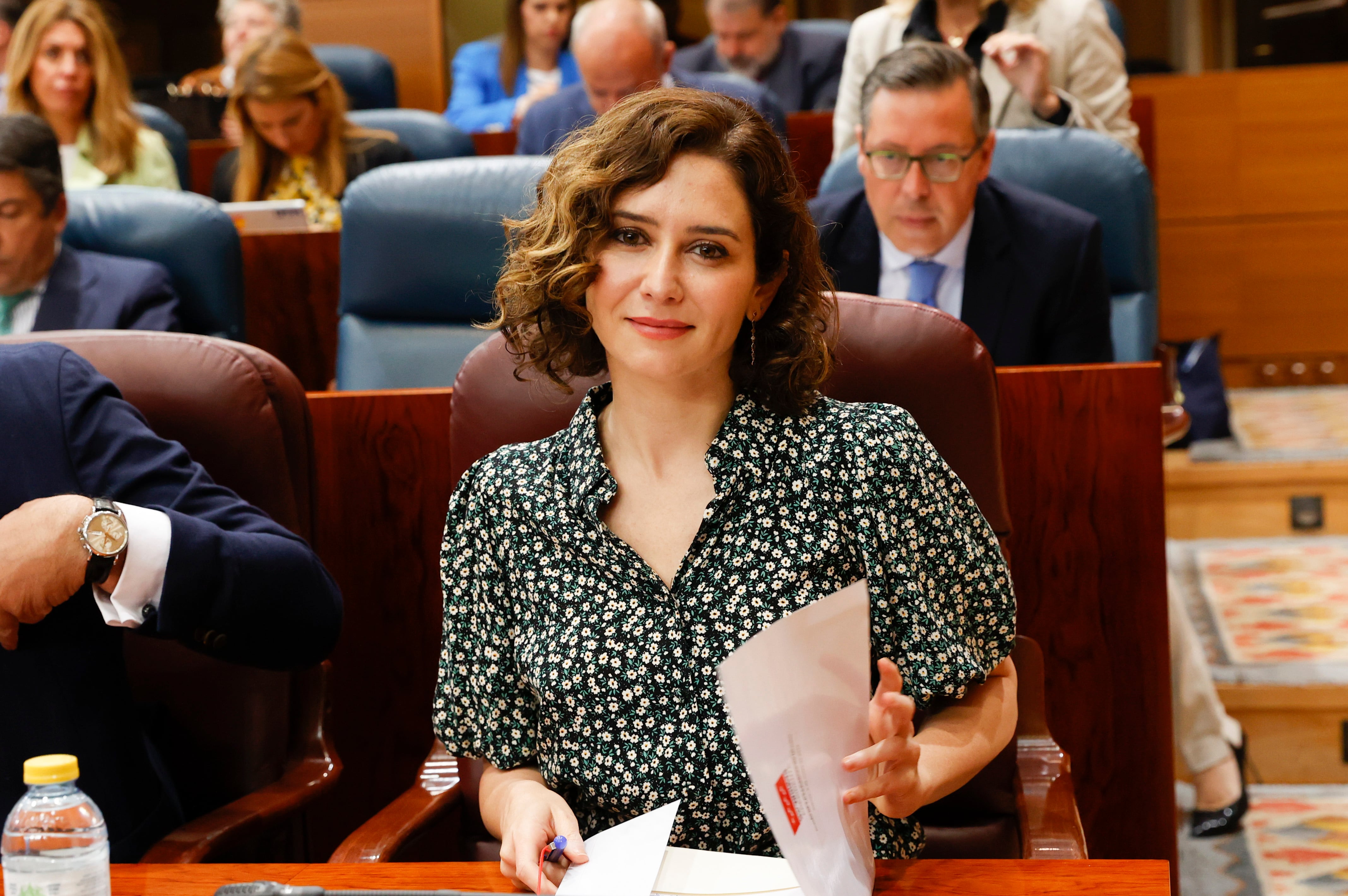 La presidenta de la Comunidad de Madrid, Isabel Díaz Ayuso (c),asiste al pleno de la Cámara regional, este jueves