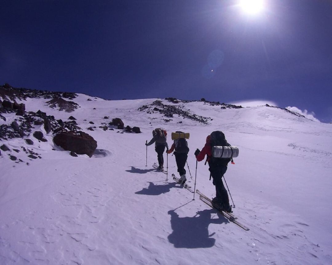 Foto de una de las ascensciones de los ribereños con esquís de travesía.