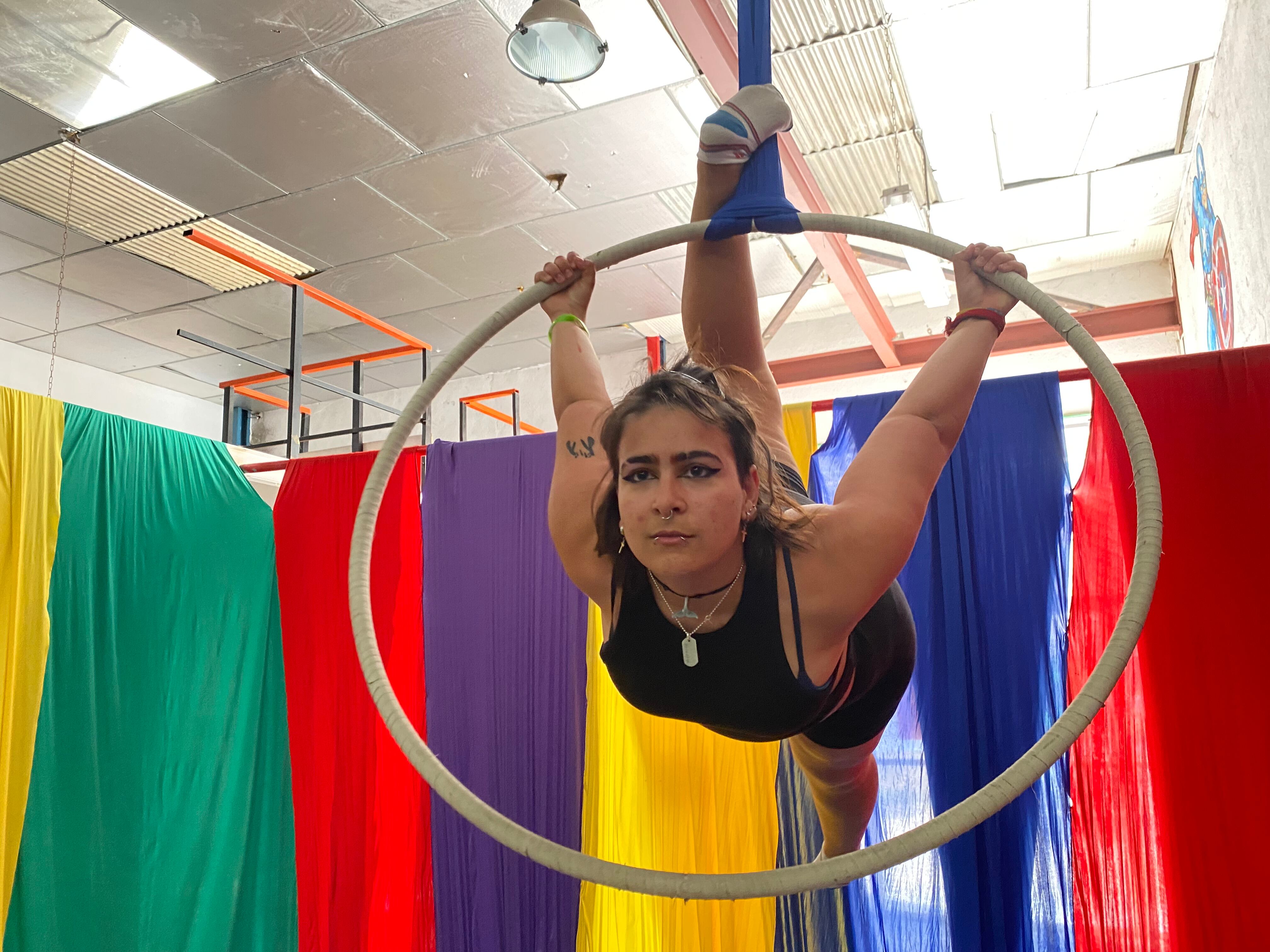 Paula Gordo practicando el aro en las instalaciones de Planeta Movimiento.