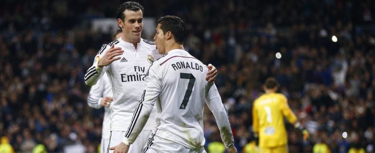 Real Madrid&#039;s Cristiano Ronaldo (R) celebrates his goal against Celta Vigo with his teammate Gareth Bale during their Spanish First Division soccer match at Santiago Bernabeu stadium in Madrid December 6, 2014. REUTERS/Andrea Comas (SPAIN - Tags: SPORT SO