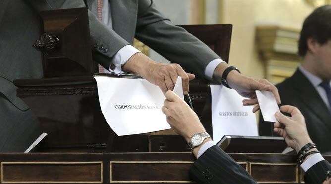 Un momento de la votación, en el pleno extraordinario que celebra hoy el Congreso, para elegir al nuevo presidente de RTVE entre los dos candidatos propuestos por los grupos parlamentarios.